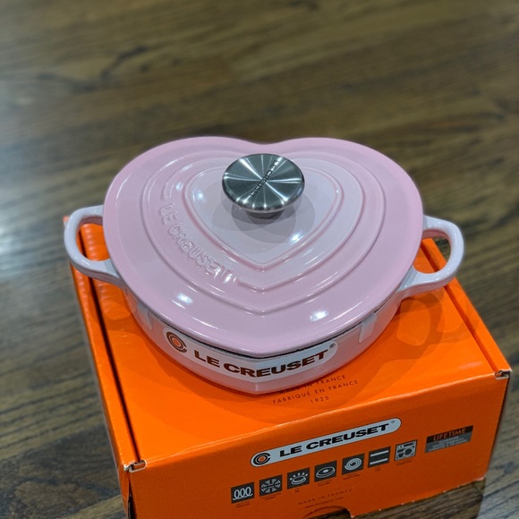 Le Creuset | Kitchen | Sale New Le Creuset Shell Pink Shallow Heart ...
